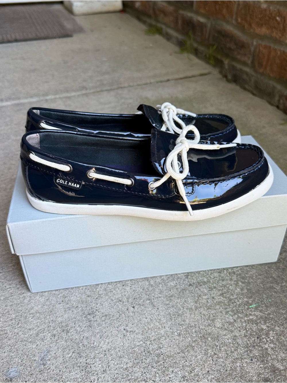 New Cole Haan Glossy Navy Patent Loafers with White Laces size 7B - Picture 4 of 10